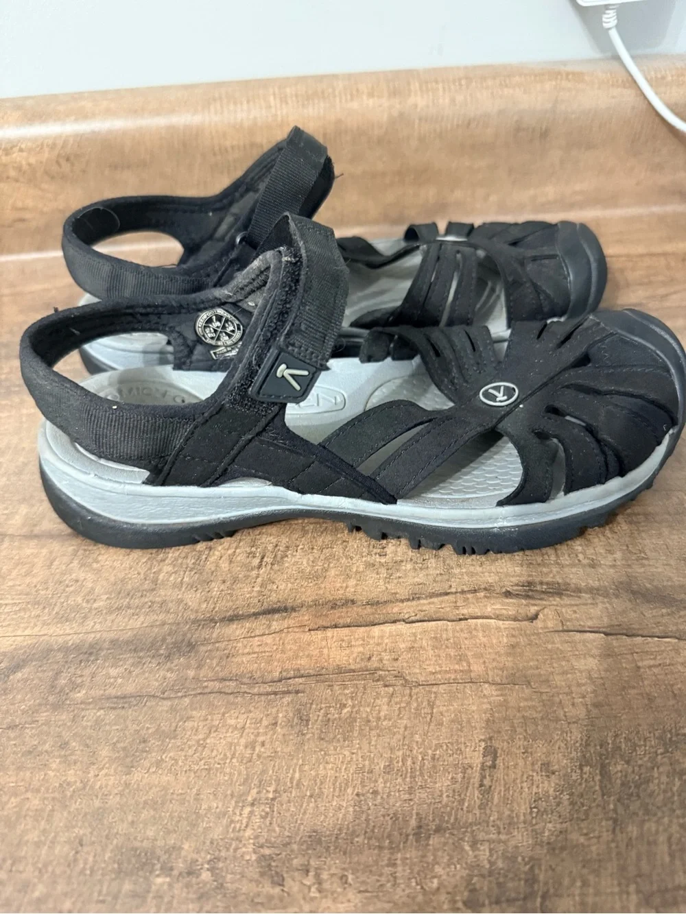 KEEN Whisper Women’s Black Closed Toe Sport Sandals Size 7